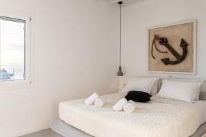 A bed or beds in a room at Yalos mykonos 3 bedroom Luxury home in Mykonos Town with Sea & Sunset view