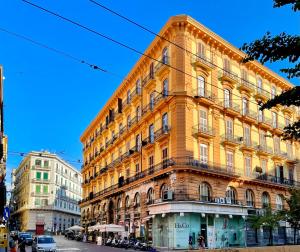 ナポリにあるB&B A Durmìの通路脇の黄色い建物
