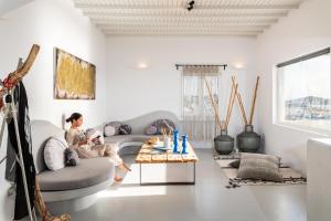 A television and/or entertainment centre at Yalos mykonos 3 bedroom Luxury home in Mykonos Town with Sea & Sunset view Még 36 kép