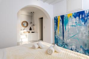 A bed or beds in a room at Yalos mykonos 3 bedroom Luxury home in Mykonos Town with Sea & Sunset view