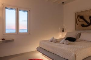A bed or beds in a room at Yalos mykonos 3 bedroom Luxury home in Mykonos Town with Sea & Sunset view