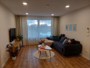 NaviNavi Apartment的客厅里有一张沙发和一张桌子。