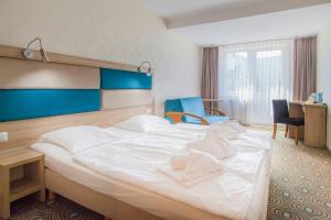 a large white bed in a hotel room at Imperiall Resort & MediSpa in Ustronie Morskie