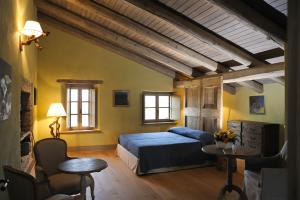 una camera con un letto e due finestre e un tavolo di Casapecchenino a Dogliani
