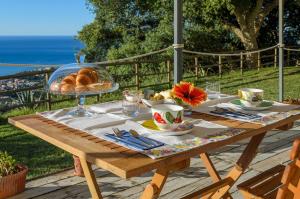 una mesa de picnic con pan y un plato de comida en Driùs edodè - b&b affittacamere, en Torraca