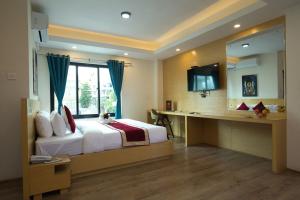 Een bed of bedden in een kamer bij Hotel Grand View