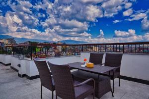 una mesa y sillas sentadas en un balcón en Hotel Grand View en Katmandú