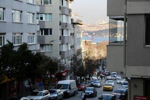 eine belebte Stadtstraße voller Autos und Gebäude in der Unterkunft Great location in Besiktas/Akaretler in Istanbul