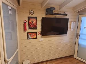 โทรทัศน์และ/หรือระบบความบันเทิงของ Vida Bhermon 2, one small wooden cabin