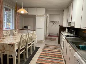 パリッカラにあるVilla Red Houseのキッチン(テーブル、椅子、冷蔵庫付)