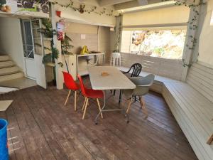 ein Tisch und Stühle in einem Zimmer mit Fenster in der Unterkunft Vida Bhermon 1, one wood Cabin in Madschdal Schams + 24 Fotos