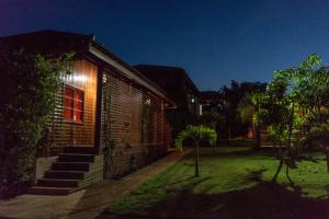 una casa de ladrillo con un árbol delante de ella en Ratanakiri Paradise Hotel & Restaurant, en Banlung