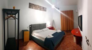 ein kleines Schlafzimmer mit einem Bett und einem Fernseher in der Unterkunft Sofia Holiday Home in Palermo