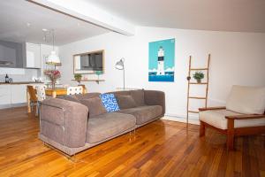 a living room with a couch and a kitchen at LA MARINA amplio apartamento en pleno centro de Hondarribia in Hondarribia