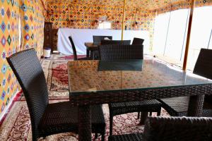 Un lugar para sentarse en Rashid Desert Private Camp