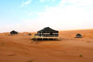 Un paisaje natural cerca del tented camp