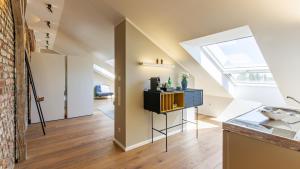 an attic kitchen with a skylight and a table at Refugium de Luxe Messe-Deutz in Cologne