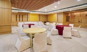 una sala de conferencias con mesa y sillas blancas en Treebo Trend The Royal CM en Jaipur