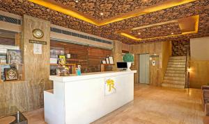 eine Lobby eines Hotels mit einer Rezeption in der Unterkunft Treebo Trend The Royal CM - 4 Km From City Palace in Jaipur