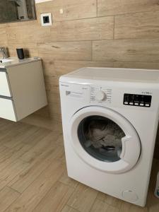 baño con encimera y lavadora blanca en Casa vacanze “ gli orizzonti “ appartamento Ninfea, en Domusnovas