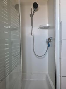 y baño con ducha y puerta de cristal. en Ferienwohnung in Fuldatal bei Kassel en Fuldatal