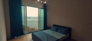 Postel nebo postele na pokoji v ubytování Infinite Seaview with Penang Bridge Suite with Sunrise up to 11 person + 37 fotografií