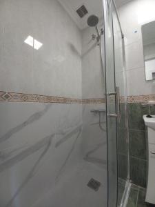 prysznic ze szklanymi drzwiami w łazience w obiekcie Apartment Manuel Galián 52 w mieście Torrevieja +6 zdjęć