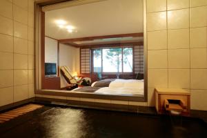 A bed or beds in a room at Shikotsuko Onsen Lake Side Villa SUIMEIKAKU-Adult Only