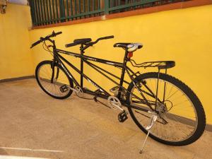 een zwarte fiets geparkeerd naast een gele muur bij VILLETTA SCALA DEI TURCHI a SOLI 40 MT DAL MARE in Realmonte