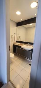 サンパウロにあるTRIPEX cobertura DIFERENCIADO NYC BERRINI SAO PAULOのトイレと洗面台付きのバスルーム +36枚の写真