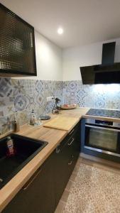 Kuchnia lub aneks kuchenny w obiekcie Superbe T2 avec balcons, Vieux Port, Hyper centre Ajaccio