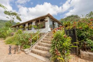 ein Haus mit Treppen, die zu ihm führen in der Unterkunft Pousada Le Monte Cristo in Guaramiranga