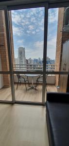 サンパウロにあるTRIPEX cobertura DIFERENCIADO NYC BERRINI SAO PAULOの市街の景色を望むバルコニー(テーブル付)