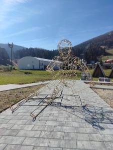 eine Metallskulptur auf einem Feld in der Unterkunft Apartman na Bjelasnici- Srebrena lisica in Bjelašnica