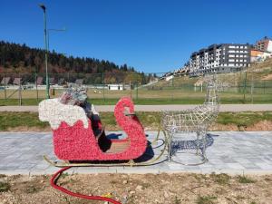 eine Skulptur von zwei Schwänen in einem Park in der Unterkunft Apartman na Bjelasnici- Srebrena lisica in Bjelašnica