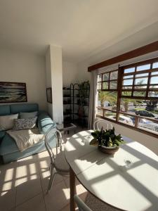 sala de estar con sofá y mesa en Duplex ORION en Tazacorte