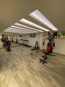 een fitnessruimte met rijen fitnessapparatuur in een kamer bij Best Home 17 Kleopatra in Alanya