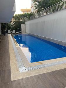 uma piscina com água azul num edifício em Best Home 17 Kleopatra em Alanya