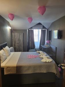 A bed or beds in a room at Vida Family Hotel