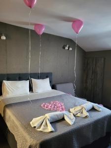 A bed or beds in a room at Vida Family Hotel
