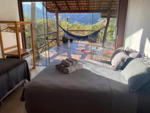 Giường trong phòng chung tại Casa das Meninas na Chapada dos Veadeiros, GO