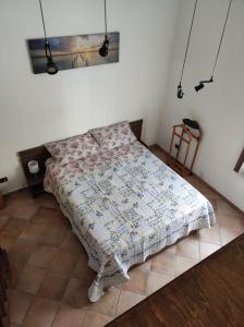 a bed in a room with a blanket on the floor at Sarika House in Mestre +9 photos