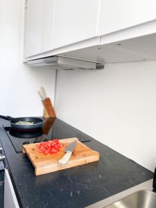 Kuchyňa alebo kuchynka v ubytovaní Le Voltaire apartment - Paris Center