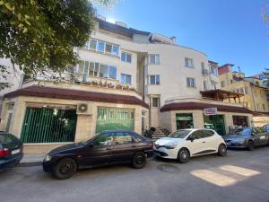 un grupo de coches estacionados frente a un edificio en Flower house 6 en Sofía