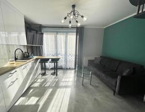 Marea by Baltic Home في مينززدرويه: غرفة معيشة مع أريكة وطاولة