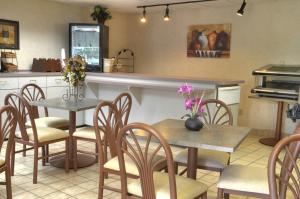 Η κουζίνα ή μικρή κουζίνα στο Smoky Mountain Inn & Suites