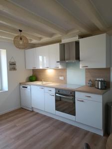 Köök või kööginurk majutusasutuses Gîte Sauna avec 2 chambres à Coudroy