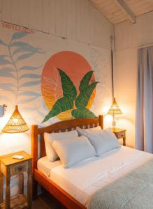 een slaapkamer met een bed met een schilderij aan de muur bij Sea Wolf Surf Hostel in Florianópolis