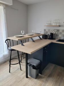 Kuchyňa alebo kuchynka v ubytovaní Appartement rénové près république