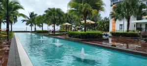 Kolam renang di atau dekat dengan Abe Studio Home Timurbay Seafront